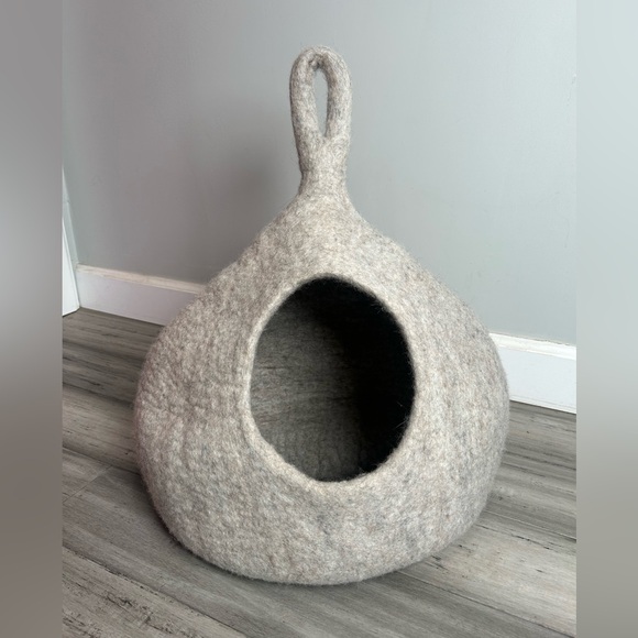 Cozy Gray Felted Cat Cave - Picture 4 of 6
